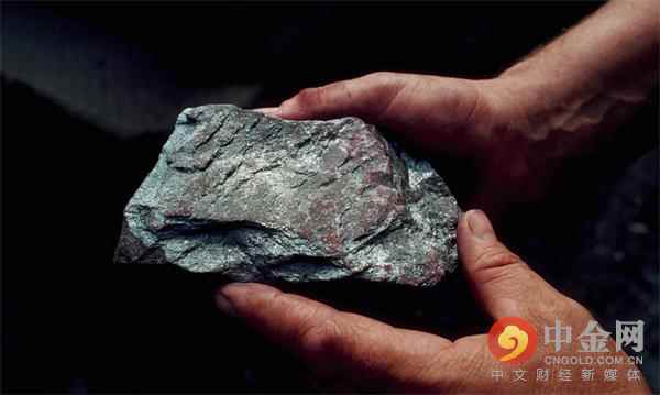 高盛上调铁矿石短期预估的理由主要是中国钢厂重建库存的需求强劲程度超过此前预期，供给侧改革和去产能行动将继续支持中国钢厂利润。并且，全球生产复苏也有望稳固，这将反过来支撑矿石消费增长。高盛坚持看好下半年铁矿石行情，不过，考虑到届时中国需求和钢铁产量将趋于放缓及强劲的供应增长，预计年底前铁矿石价格将开始走低，但仍高于去年同期水平。